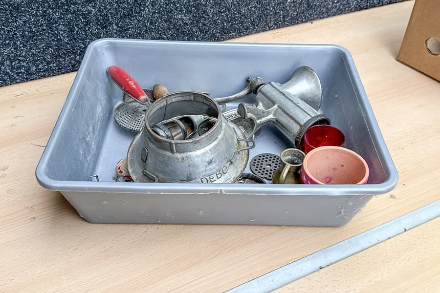 Kiste mit Küchenbedarf